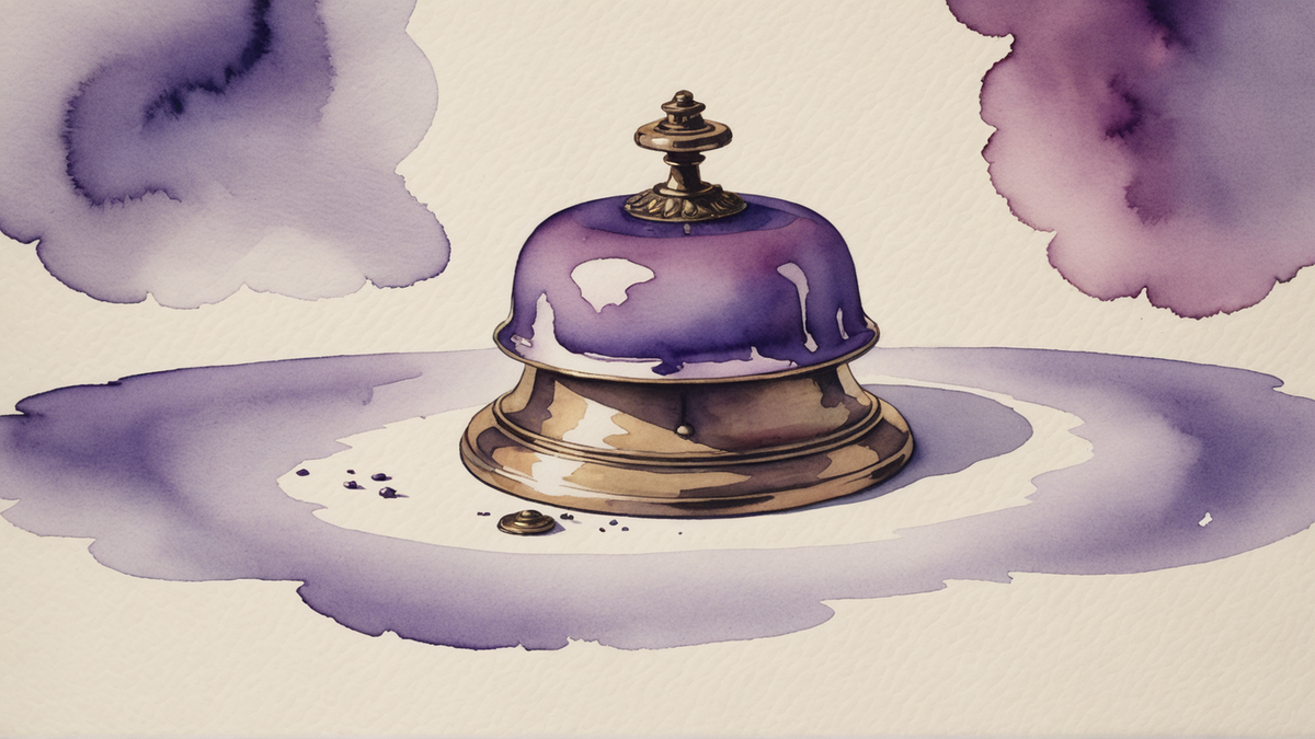 Campainha de recepção pintada em aquarela: cúpula de esmalte roxo com aro e botão de latão, sobre uma lavagem lilás clara.