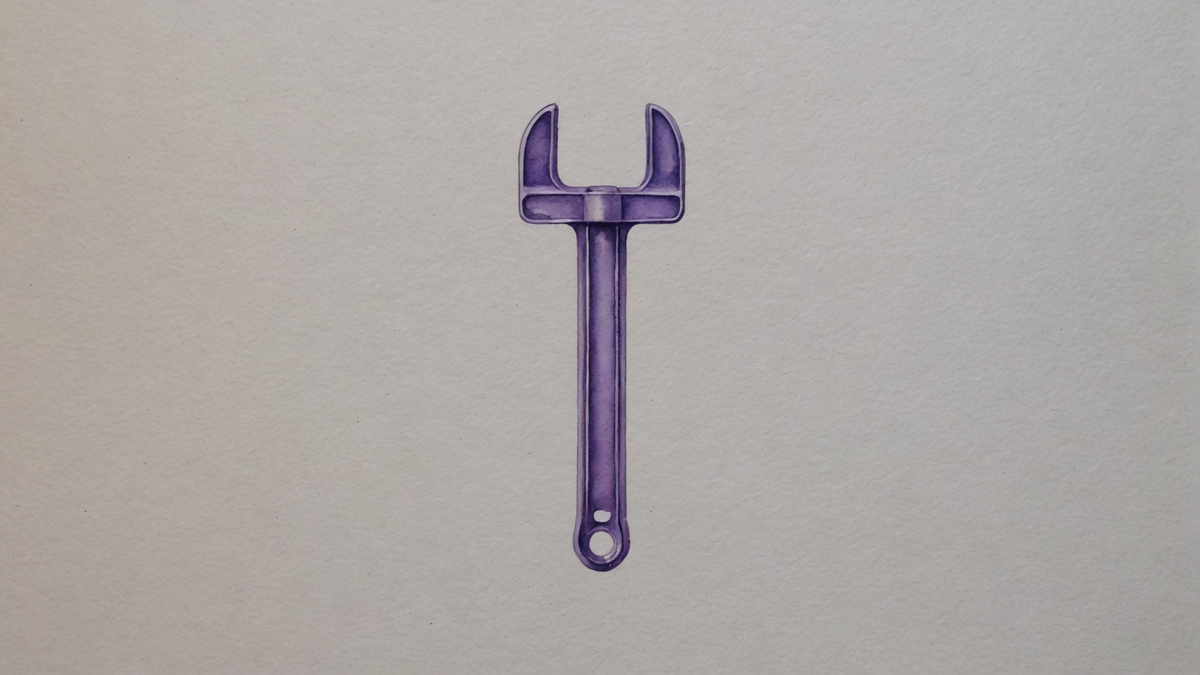 Chave de boca pintada em aquarela, na vertical e centralizada: boca em U aberta e vazia no alto, com as duas hastes lisas, e cabo longo e reto em roxo com um furo redondo na ponta de baixo, sobre pape
