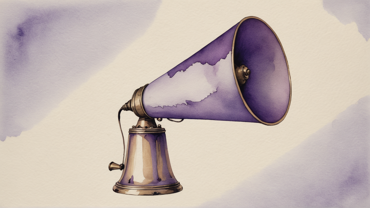 Megafone de mão, pintado em aquarela: cone de esmalte roxo, faixa de tecido e punho de latão.